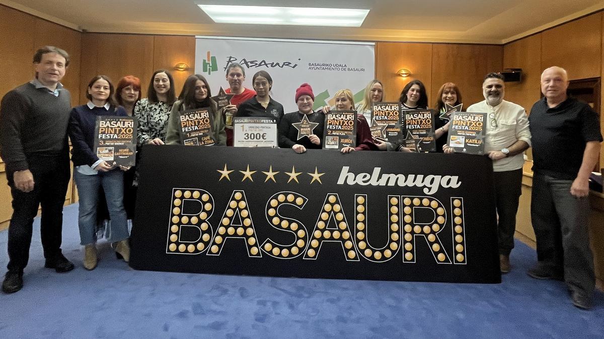 Foto de familia de todos los ganadores del concurso Pintxo Festa de Basauri con el alcalde y la concejala de Comercio