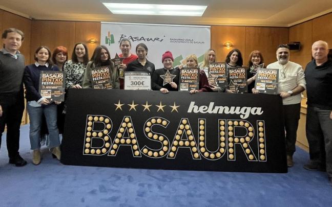 Foto de familia de todos los ganadores del concurso Pintxo Festa de Basauri con el alcalde y la concejala de Comercio
