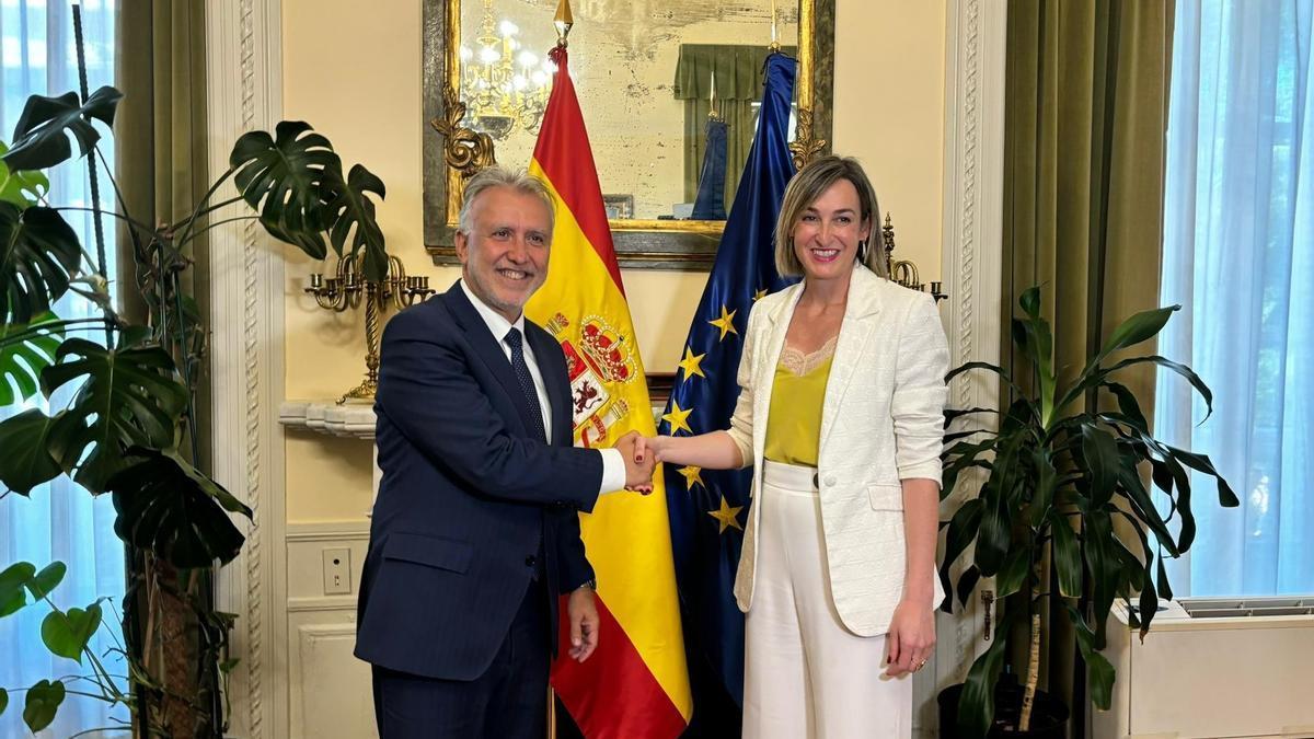 El ministro Torres, con la consejera Ubarretxena, en una reunión mantenida en julio para abordar las transferencias del Estatuto de Gernika