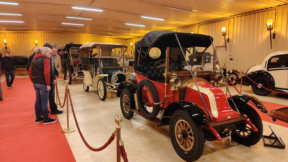 Los coches clásicos de la colección de automóviles que se puede visitar en Torre Loizaga.
