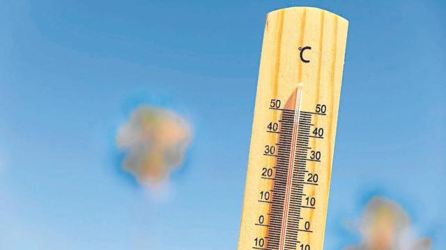 Termómetro al sol en pleno verano.