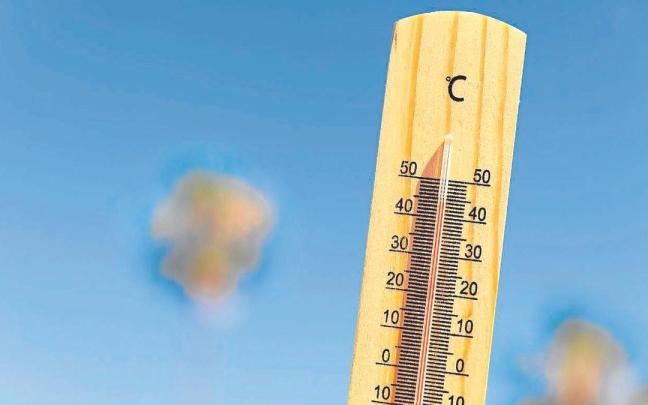 Termómetro al sol en pleno verano.