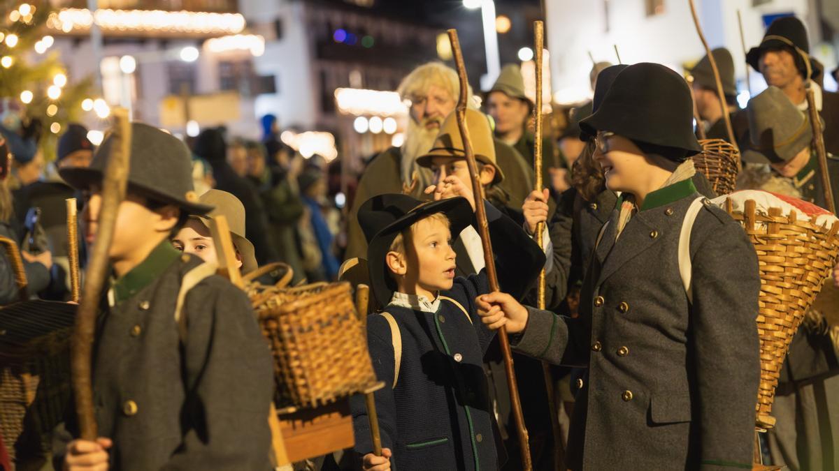 Niños vestidos con los trajes típicos tiroleses