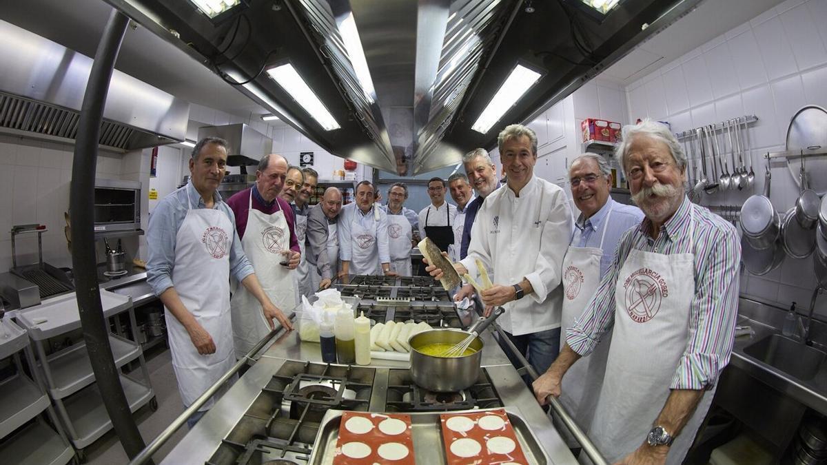 Socios de Napardi y el chef Javier Díaz, metidos en harina para preparar el primero de los cuatro menús con cocineros de prestigio por el 70º aniversario.