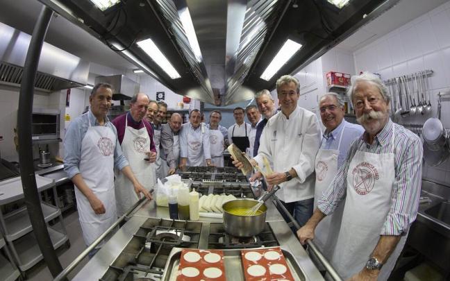 Socios de Napardi y el chef Javier Díaz, metidos en harina para preparar el primero de los cuatro menús con cocineros de prestigio por el 70º aniversario.
