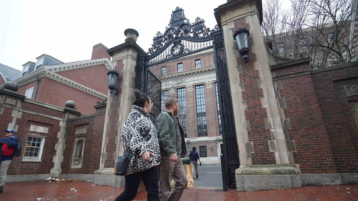 La Administración Trump congela 2.200 millones de dólares en subvenciones para la Universidad de Harvard.