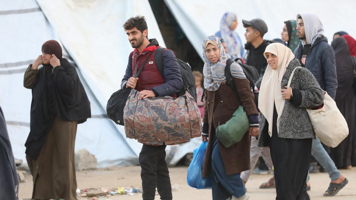 Palestinos regresando a sus casas durante el alto al fuego entre Hamás e Israel