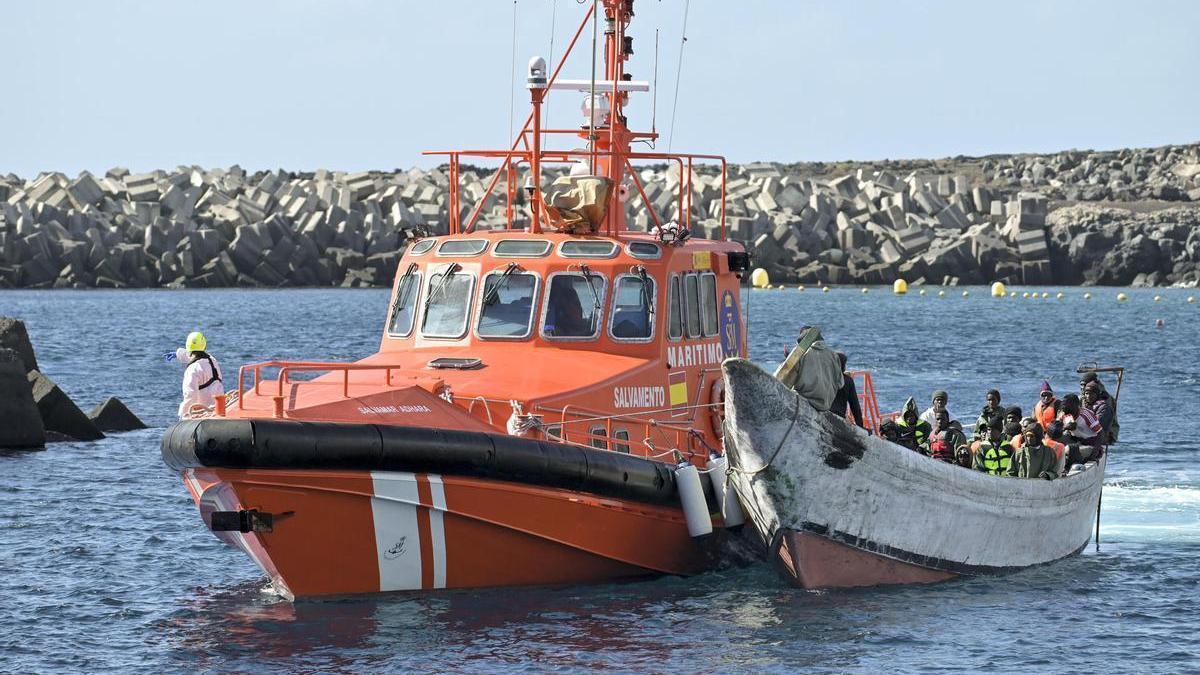 Uno de los cayucos remolcados por Salvamento Marítimo en Canarias.