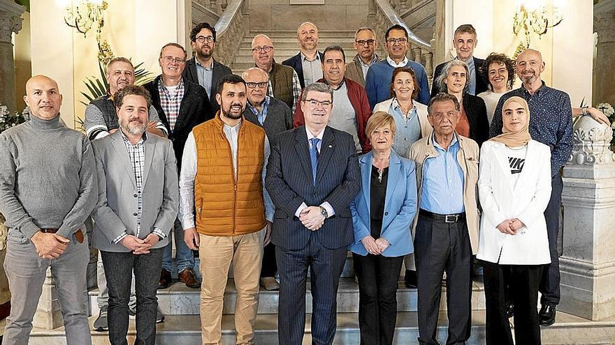 Reunión de Juan Mari Aburto con las confesiones de la villa en la Mesa Interreligiosa. | FOTO: AYUNTAMIENTO DE BILBAO