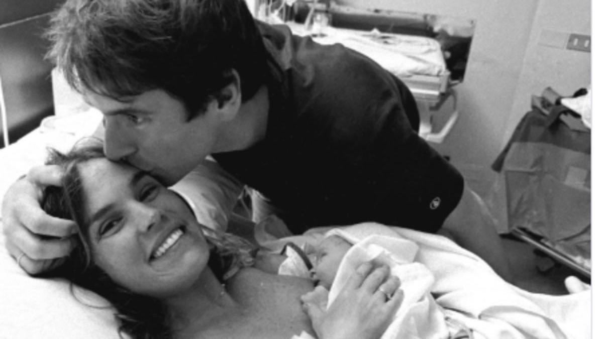 Aitana Ávila con Roque, su quinto hijo y su marido