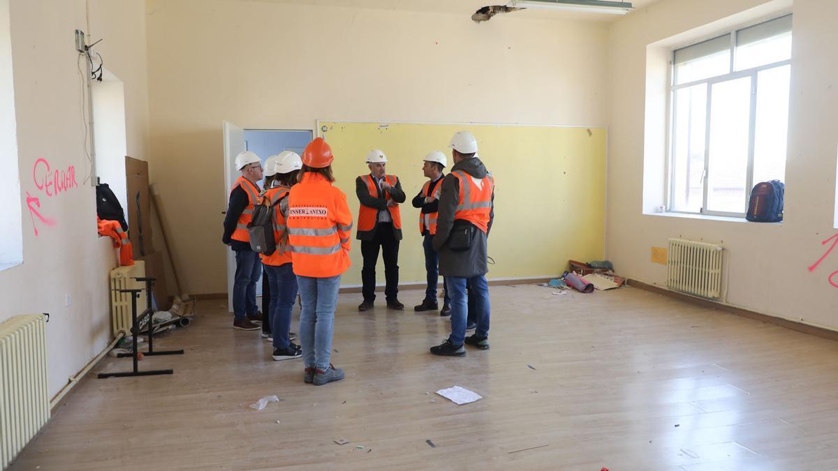 Un momento de la visita a las futuras viviendas de VPO en Oteiza, que se construirán en la antigua escuela.