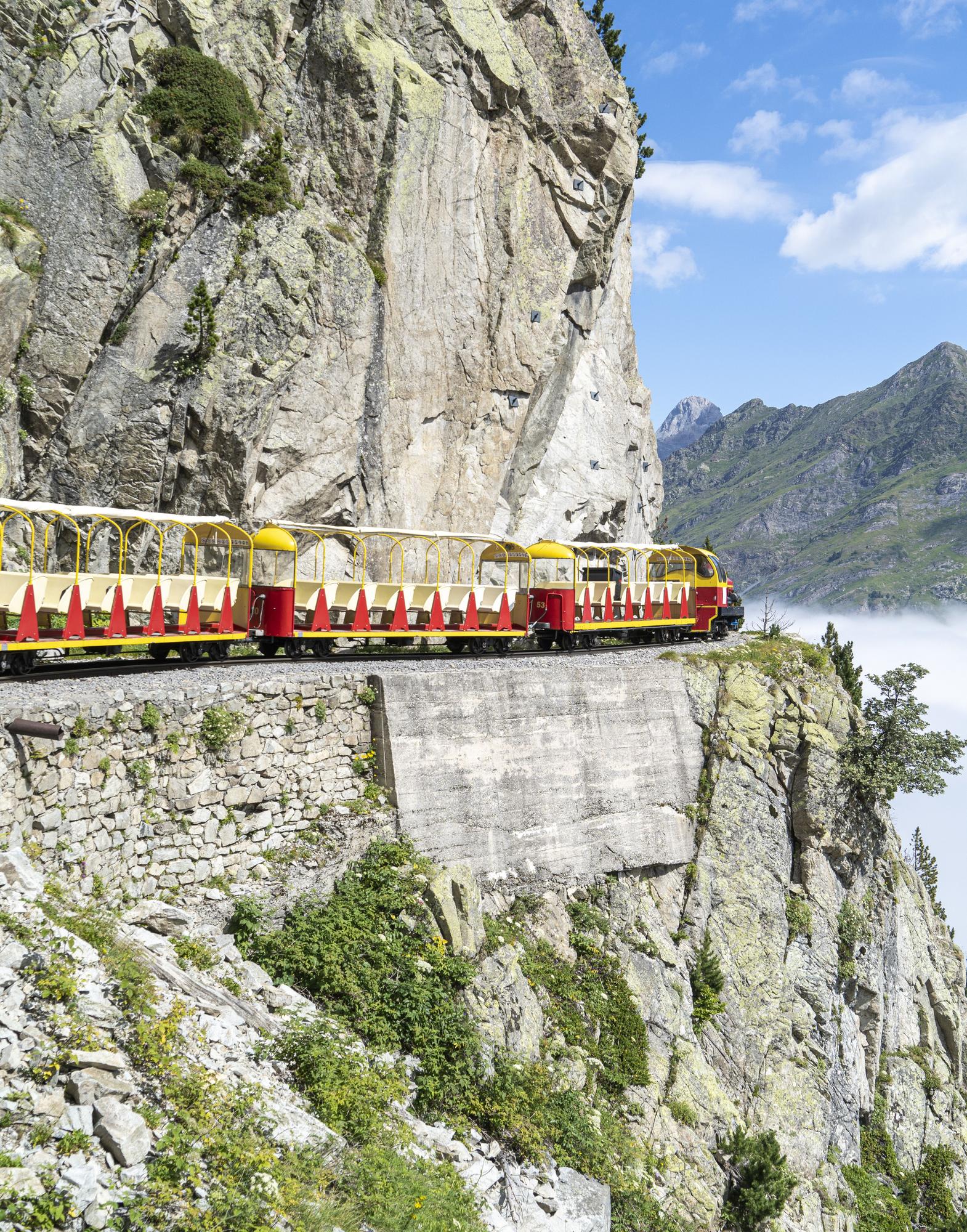 Tren de Artouste atravesando un acantilado.