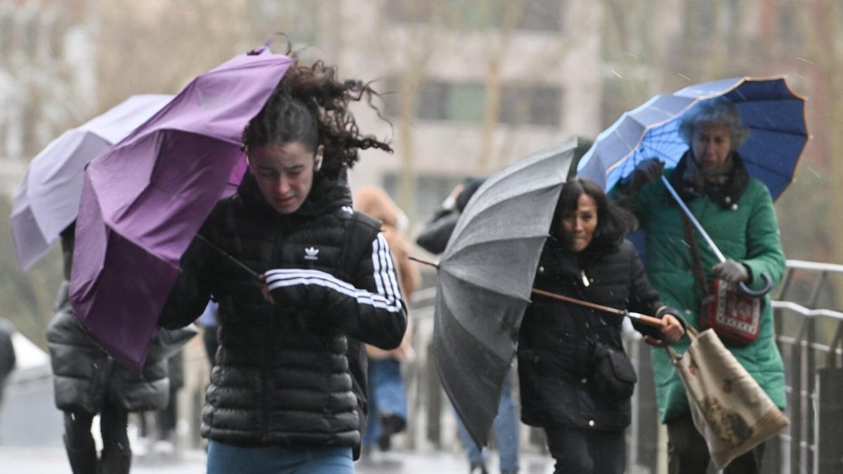 La profunda depresión, además de los fuertes vientos, podría provocar chubascos ocasionales.