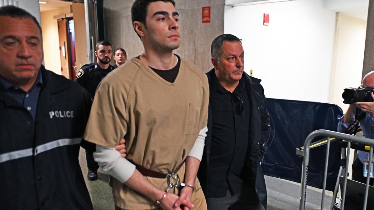 Mangione, siendo trasladado al juicio.