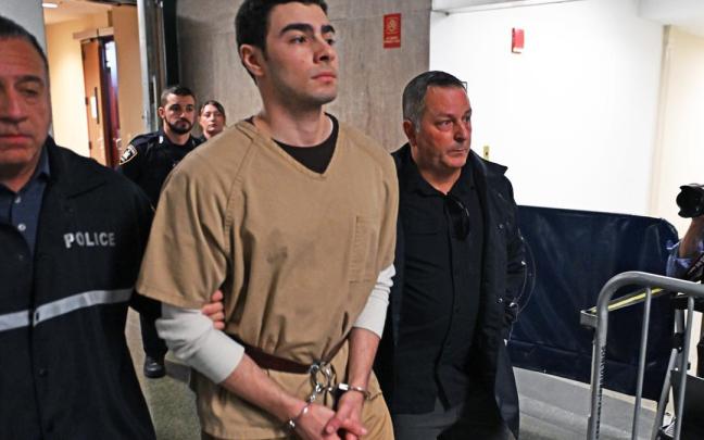 Mangione, siendo trasladado al juicio.