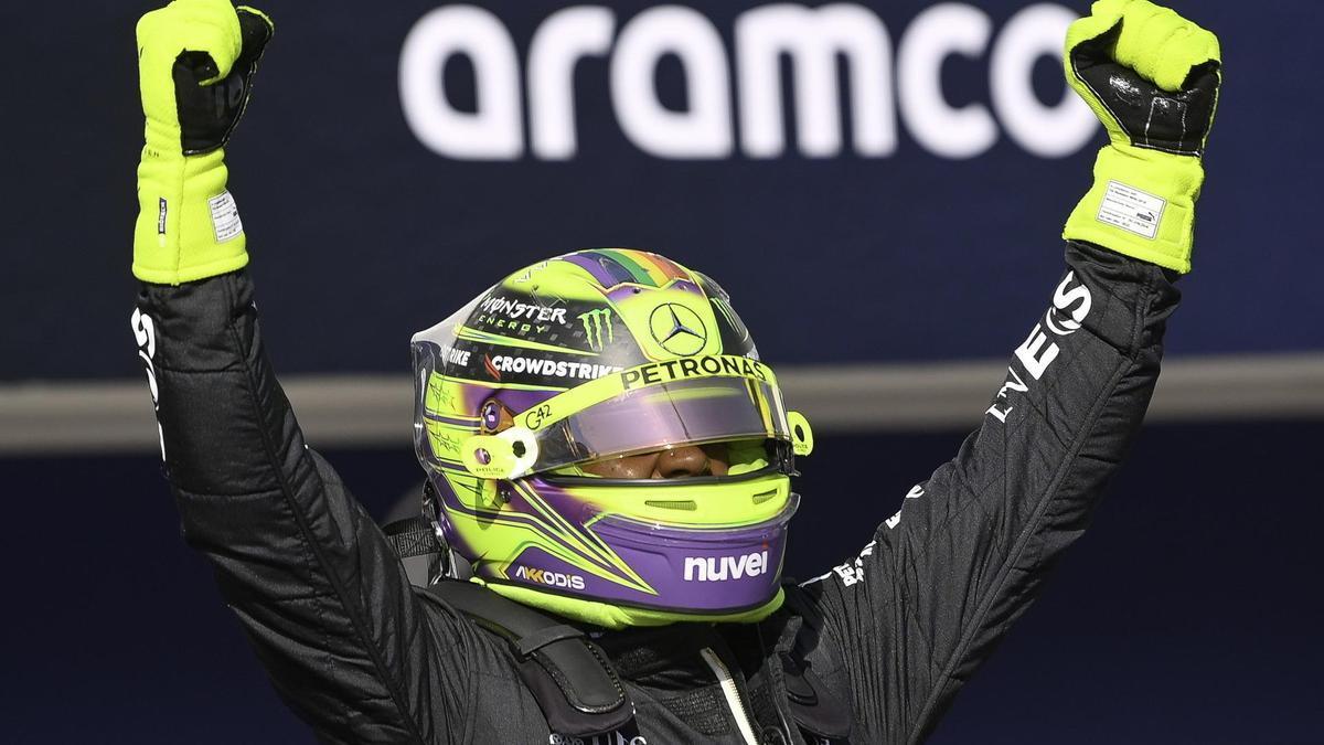 El piloto británico Lewis Hamilton (Mercedes) tras lograr la 'pole' de Hungaroring.