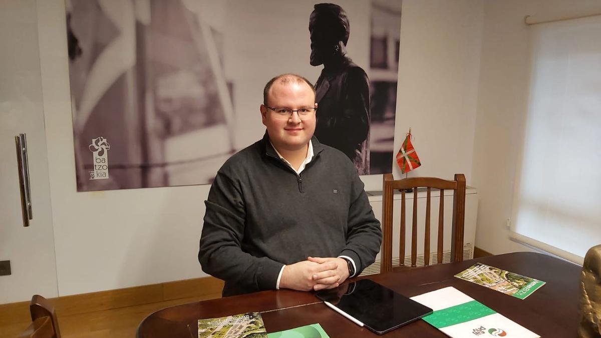 El portavoz de PNV en Laudio, Ander Añibarro, en la sede del partido en Laudio