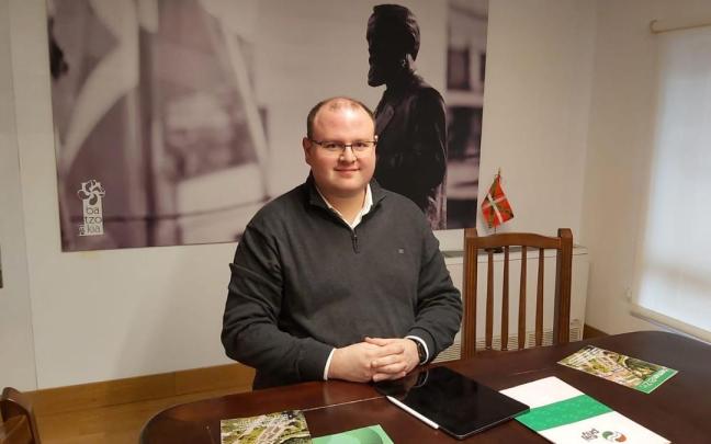 El portavoz de PNV en Laudio, Ander Añibarro, en la sede del partido en Laudio