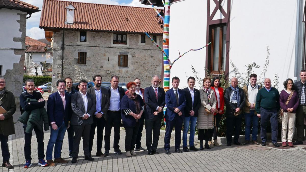 Foto de familia de los diferentes agentes públicos y privados que participan en la Comunidad EnergéticaIndustrial Lekunberri On.