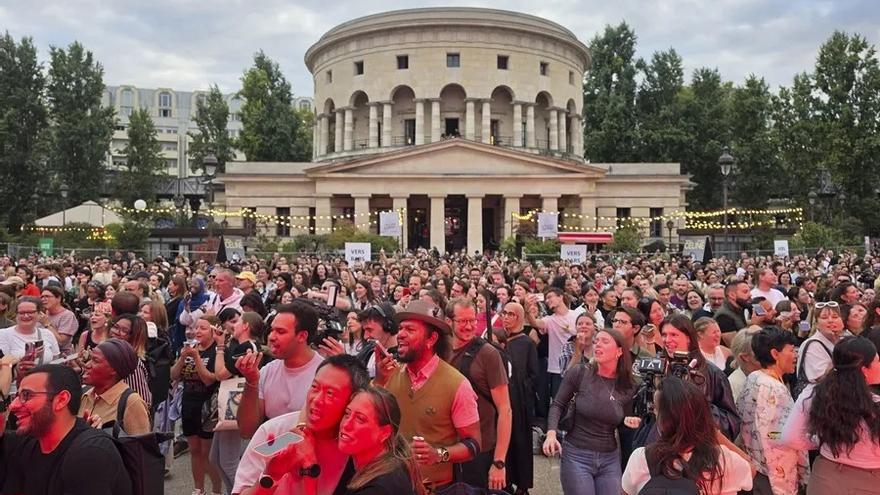 Gran karaoke al aire libre en París celebrando la vuelta de Celine Dion