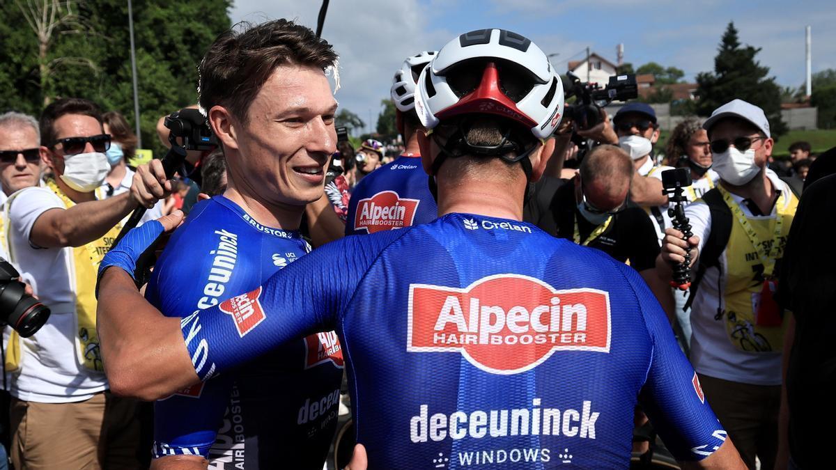 Jasper Philipsen (i), del Alpecin-Deceuninck, es felicitado por su compañero Quinten Hermans tras imponerse en la tercera etapa.