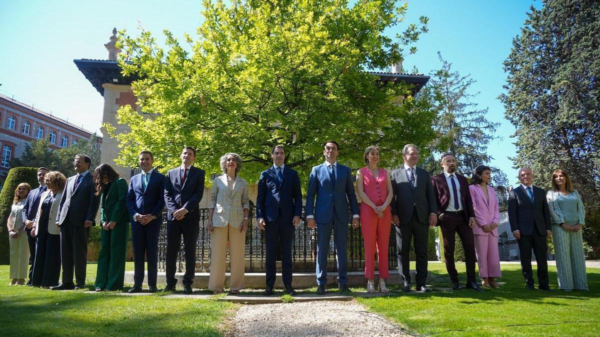 Imanol Pradales junto a su equipo de Gobierno tras la toma de posesión de los consejeros.