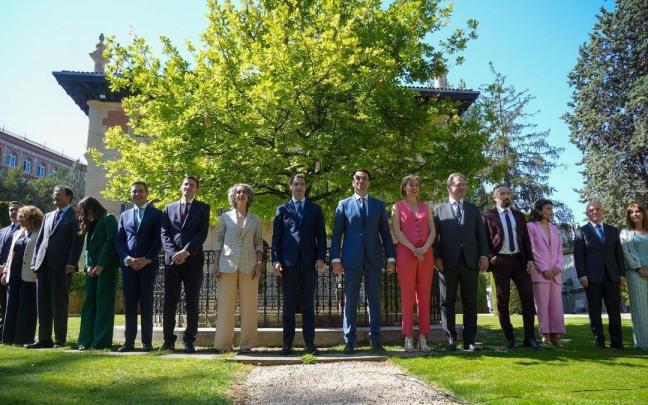 Imanol Pradales junto a su equipo de Gobierno tras la toma de posesión de los consejeros.
