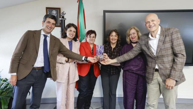 Responsables de Osakidetza con el galardón internacional
