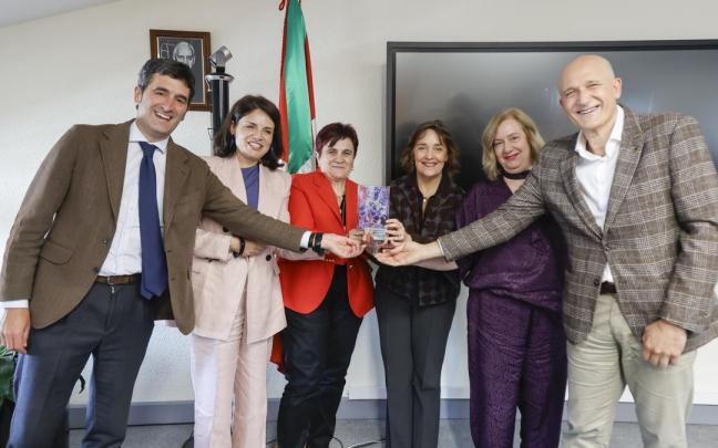 Responsables de Osakidetza con el galardón internacional