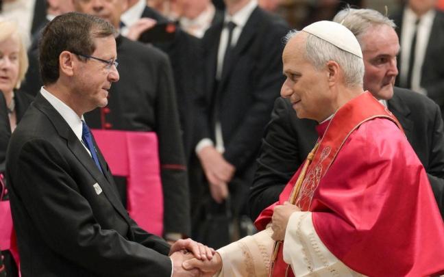 El presidente israelí, Isaac Herzog, saluda al Papa León XIV