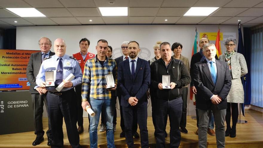 Foto de familia. En diciembre fueron distinguidos por la Asociación Nacional de Protección Civil.