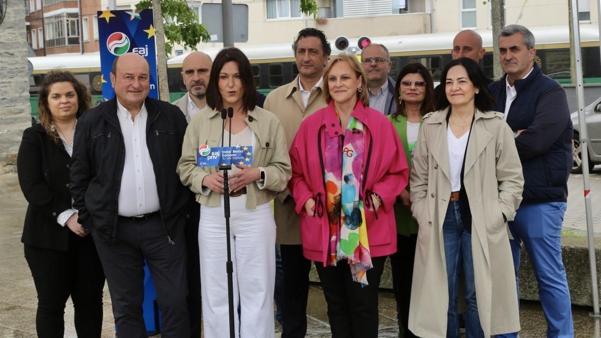 La cabeza de lista del PNV a las elecciones europeas, Ohiane Agirregoitia, junto al presidente del EBB del PNV, Andoni Ortuzar, y la presidenta del BBB, Itxaso Atutxa, en un acto de campaña.