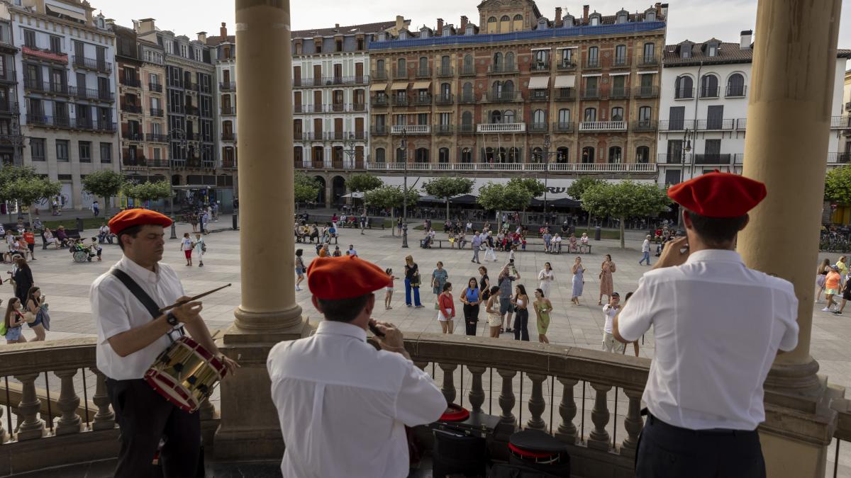 Gaiteros y txistularis, en el quiosco de la plaza del Castillo. Foto: Ayuntamiento de Pamplona