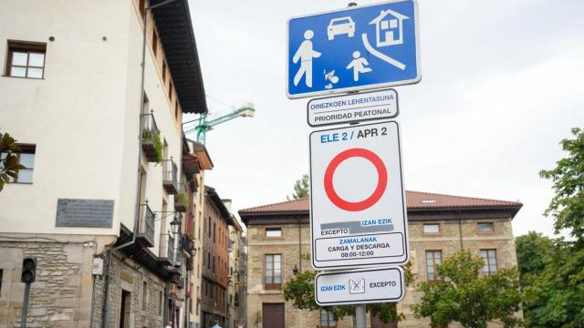 Señal de zona de bajas emisiones en Aldabe. Jorge Muñoz