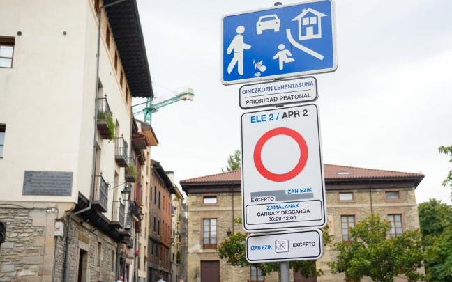 Señal de zona de bajas emisiones en Aldabe. Jorge Muñoz