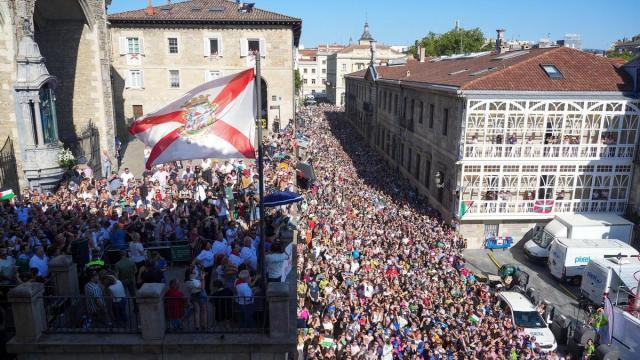 Celedón saluda a los gasteiztarras desde la Balconada de San Miguel. DNA