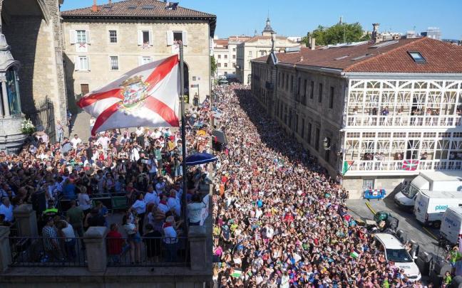 Celedón saluda a los gasteiztarras desde la Balconada de San Miguel. DNA