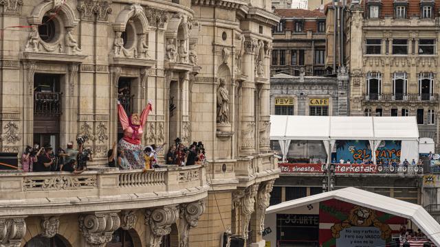 Marijaia con su colorida vestimenta llevará un año más la alegría a las calles de Bilbao
