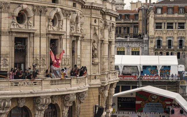 Marijaia con su colorida vestimenta llevará un año más la alegría a las calles de Bilbao Marijaia con su colorida vestimenta llevará un año más la alegría a las calles de Bilbao