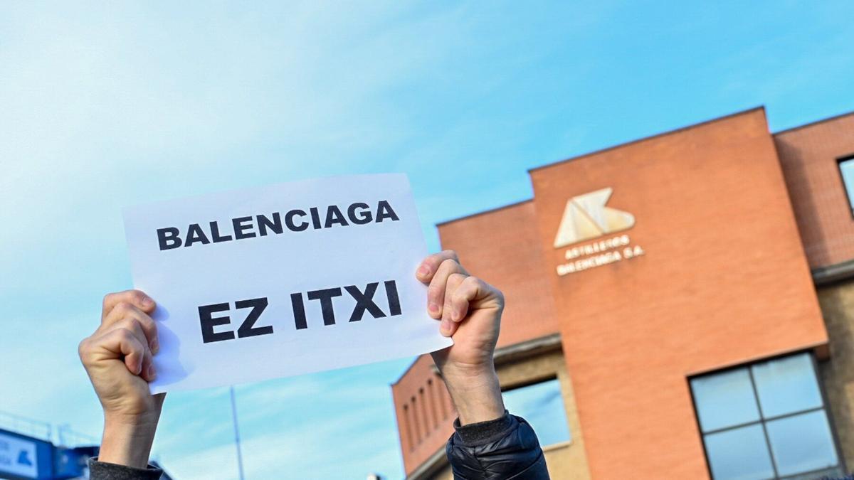 Pancarta que exige mantener la actividad frente a Astilleros Balenciaga. Arnaitz Rubio