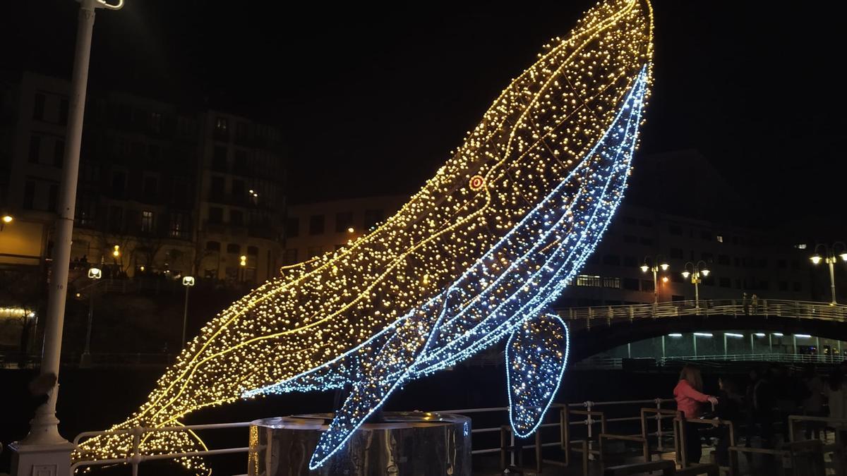  La ballena navideña de Bilbao se apaga El Ayuntamiento informa que será este viernes cuando se produzca su apagón a causa de un rodaje Andrea Valle Bilbao | 12·12·24 | 12:17 | Actualizado a las 12:23 La Ballena iluminada es uno de los elementos más queridos de la Navidad bilbaina. La Ballena iluminada es uno de los elementos más queridos de la Navidad bilbaina. B.U.