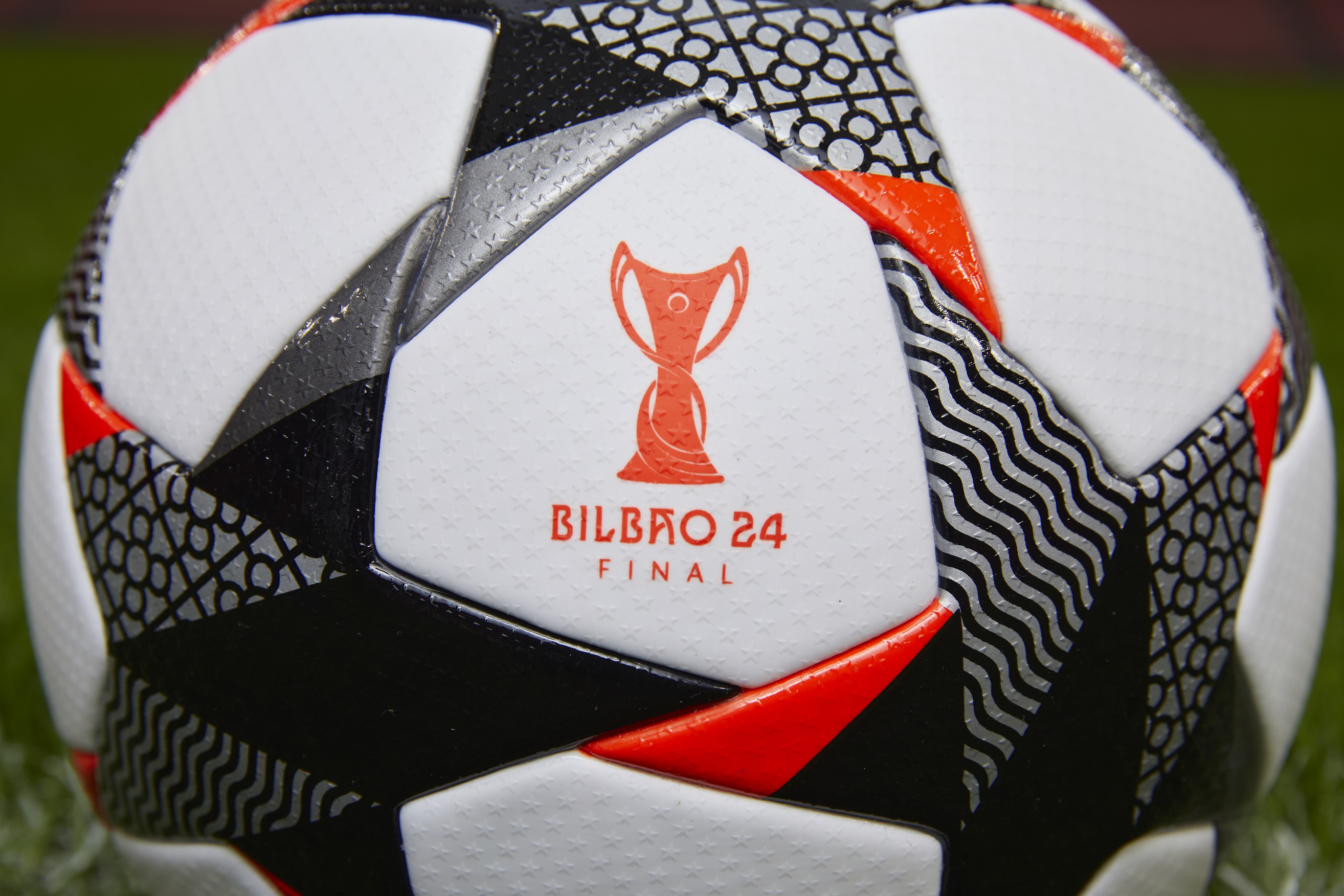 El detalle del balón oficial de la Women´s Champions que homenajea a Bilbao, Actualidad
