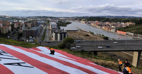 Voluntarios retirando la bandera del Athletic del monte Tun Tun. AYUNTAMIENTO BARAKALDO