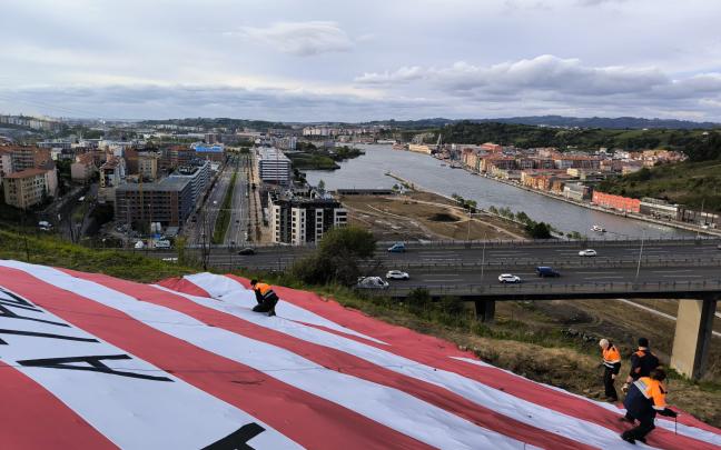 Voluntarios retirando la bandera del Athletic del monte Tun Tun. AYUNTAMIENTO BARAKALDO