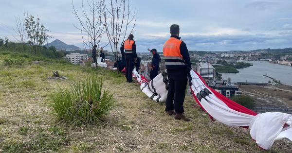 Voluntarios retirando la bandera del Athletic del monte Tun Tun. AYUNTAMIENTO BARAKALDO