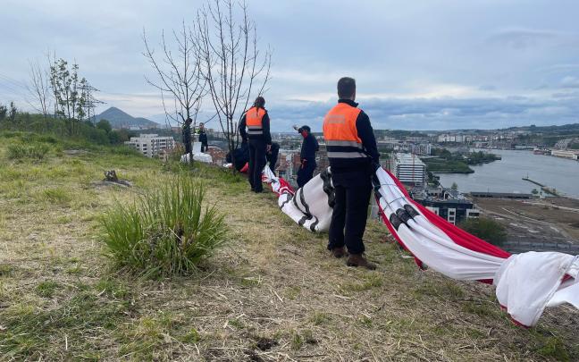 Voluntarios retirando la bandera del Athletic del monte Tun Tun. AYUNTAMIENTO BARAKALDO