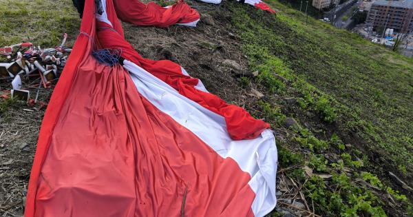 Voluntarios retirando la bandera del Athletic del monte Tun Tun. AYUNTAMIENTO BARAKALDO