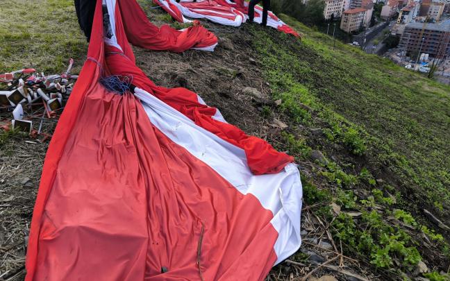 Voluntarios retirando la bandera del Athletic del monte Tun Tun. AYUNTAMIENTO BARAKALDO