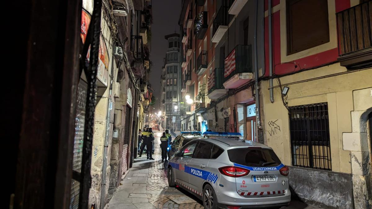 Imagen de los arrestos policiales de dos hombres en un bar del Casco Viejo de Bilbao | Ayto. Bilbao 