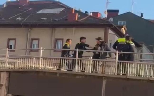 El arrestado arremetió contra el agente cuchillo en mano, que tuvo que realizar un disparo en Barakaldo DEIA 